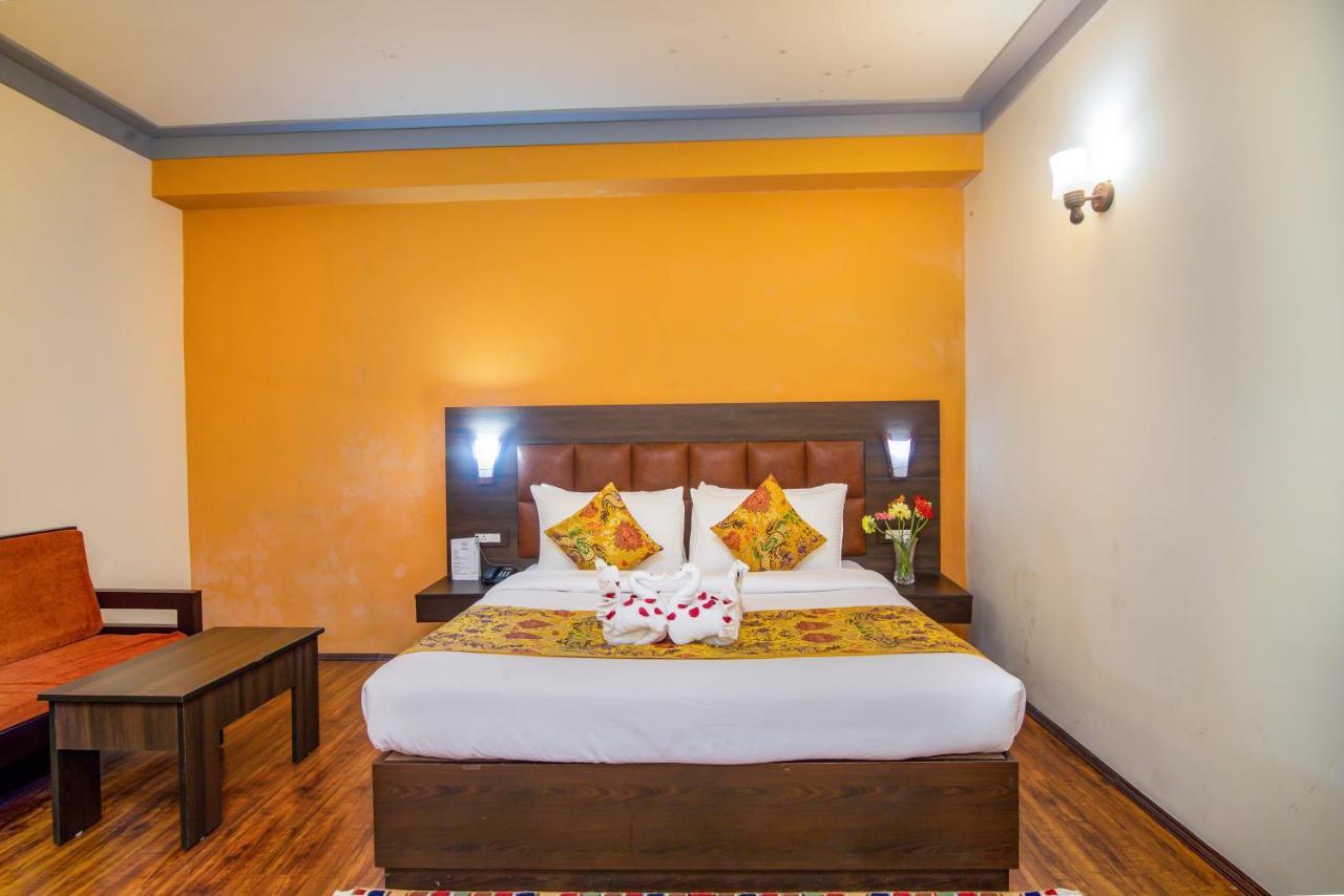 Muscatel Grand Silkroute - 300 Mts From Mg Marg Гангток Екстериор снимка